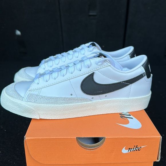 Nike Women’s Blazer Low ‘77 DC4769 102 (BRAND NEW MULTIPLE SIZES) Sneaker - Picture 3 of 6